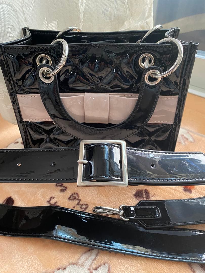 pium エナメルリボン付きバッグ