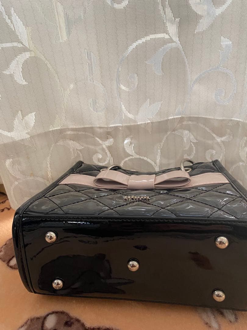 pium エナメルリボン付きバッグ