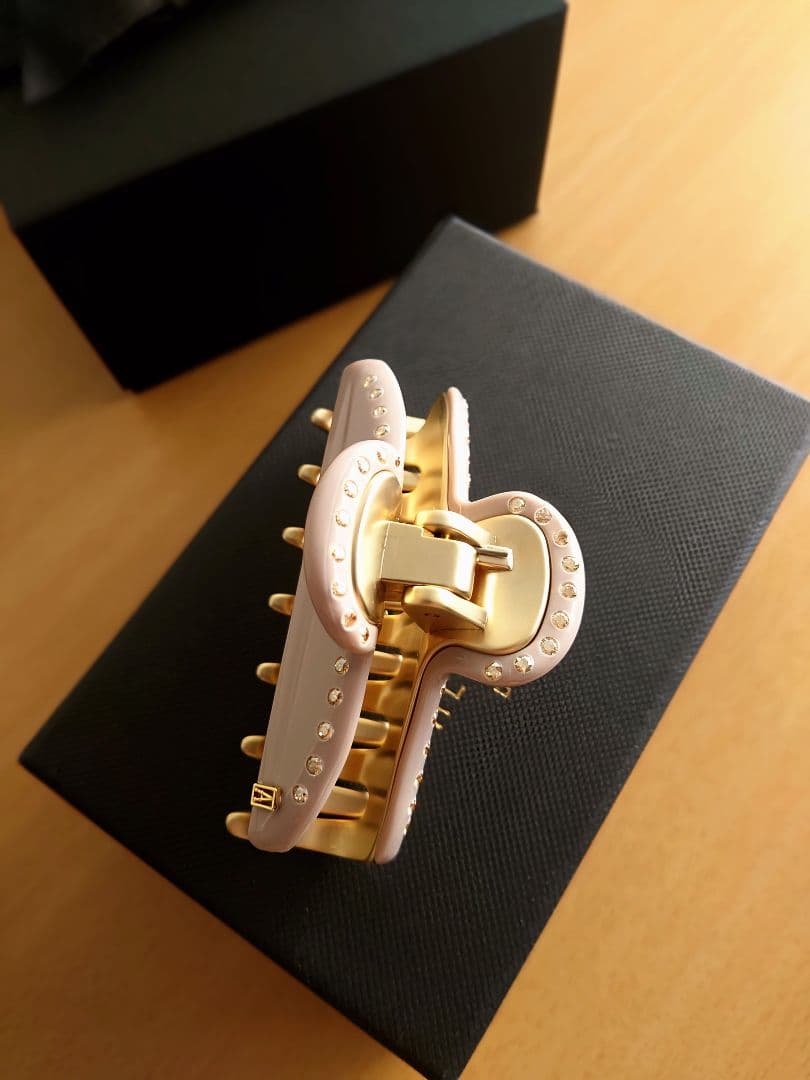 アレクサンドルドゥパリ スワロフスキー ヴァンドームクリップ ベージュ