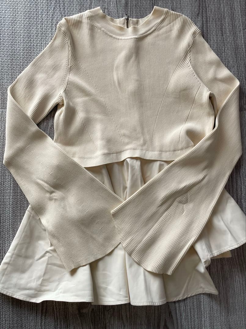 アダムエロペ　ペプラムコンビニットプルオーバー　オフホワイト