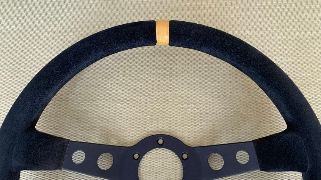 momo M42 350mm モデル07 ブラックスエード 黄センターマーカー