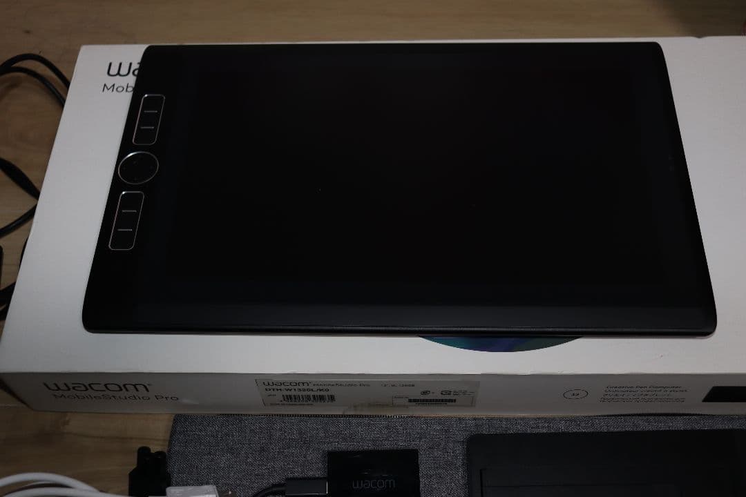 液タブ・ペンタブ Wacom Mobile Studio Pro13 DTH-W1320