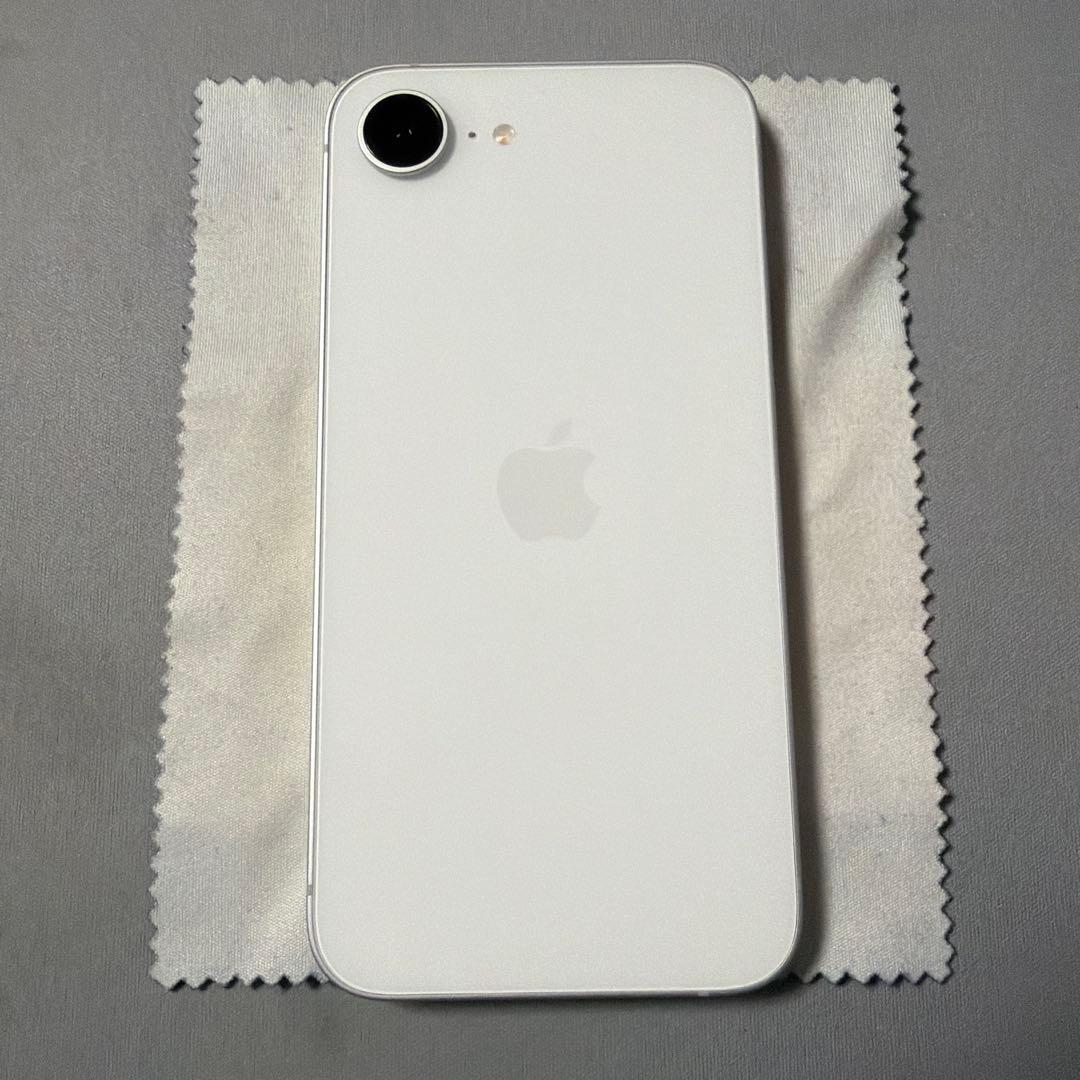 【美品】Apple iPhone16e 128GB ホワイト 充放電約50回