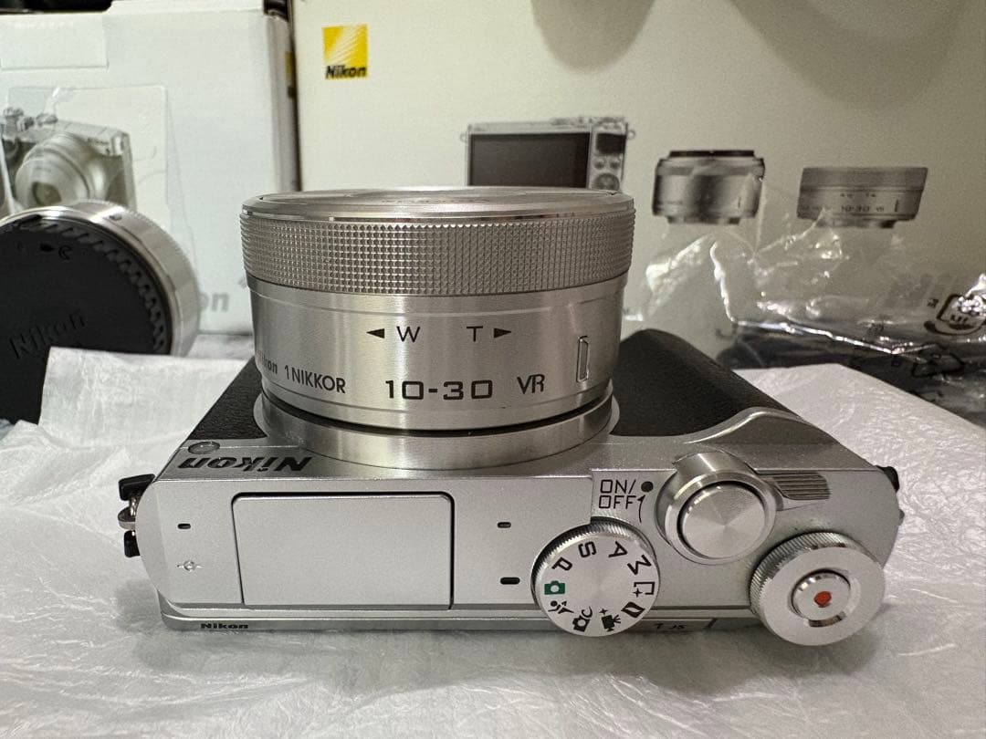 『k』Nikon 1 J5 ミラーレス一眼　ズーム&ダブルレンズキット