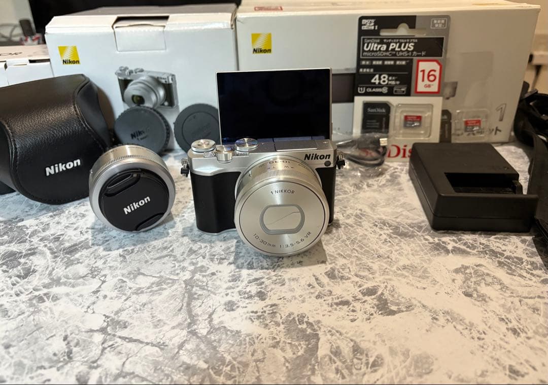 『k』Nikon 1 J5 ミラーレス一眼　ズーム&ダブルレンズキット