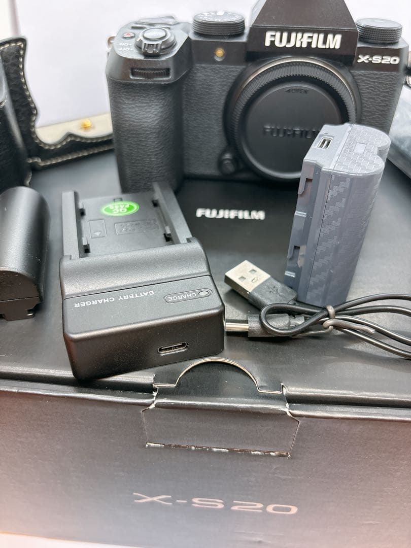 富士フイルム　FUJIFILM X-S20 ミラーレスカメラ本体（ブラック）+α