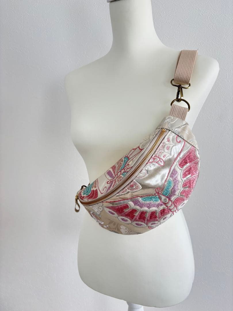 再販　袋帯　帯リメイクバッグ　ボディバッグ　蝶々　プラチナ