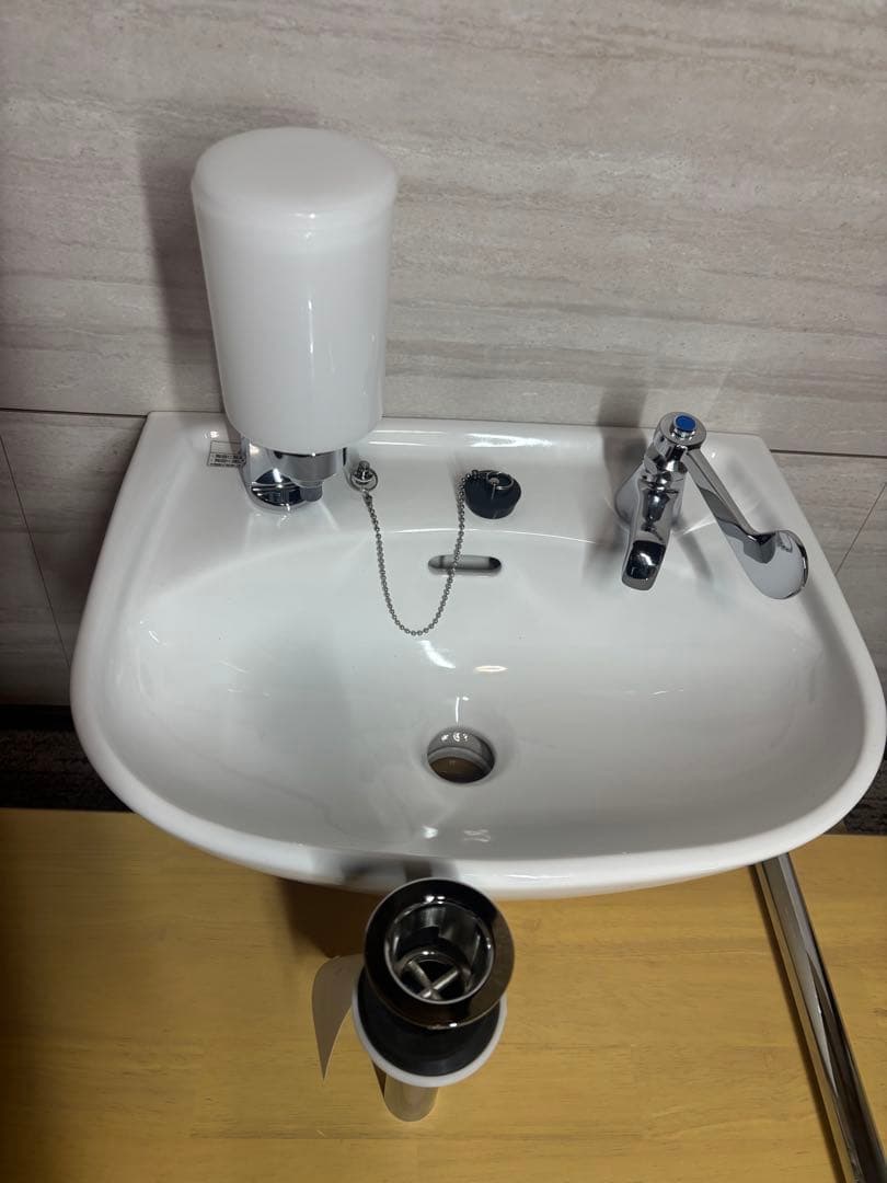 平付手洗い器　大　立形水石けん入　水栓　配管セット