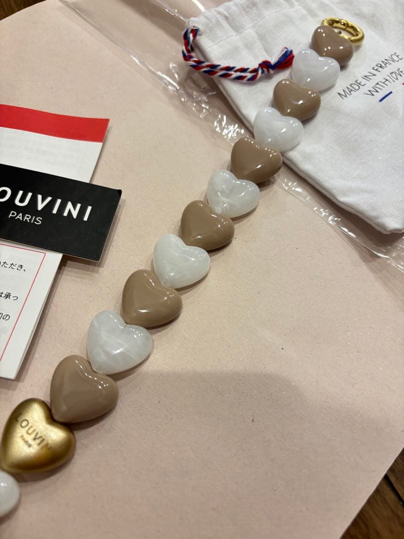 LOUVINI ハンドストラップ　PETIT CUORE　BEIGE-WHITE