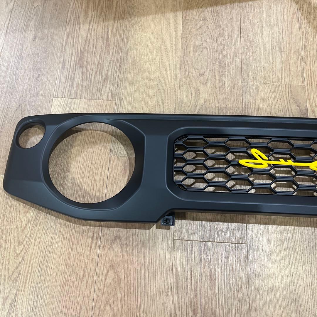 ジムニー JB64W JB/JC74W フロントグリル　筆記体イエローエンブレム