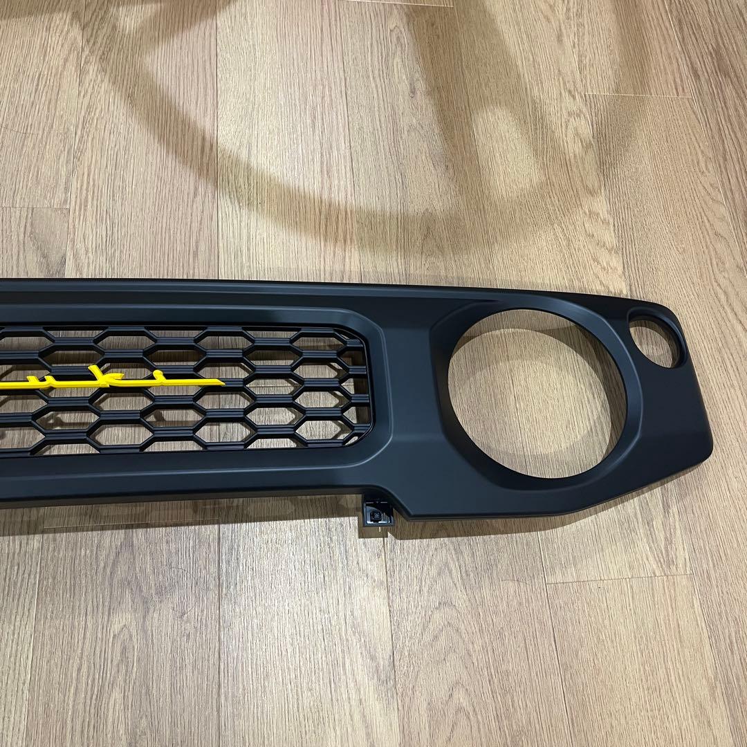 ジムニー JB64W JB/JC74W フロントグリル　筆記体イエローエンブレム