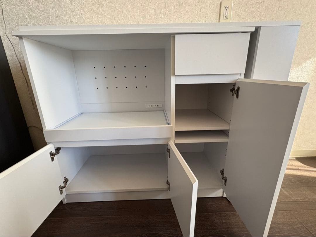 引取優先　置き場所にあわせて調節できる、伸長式テーブル付きキッチン収納