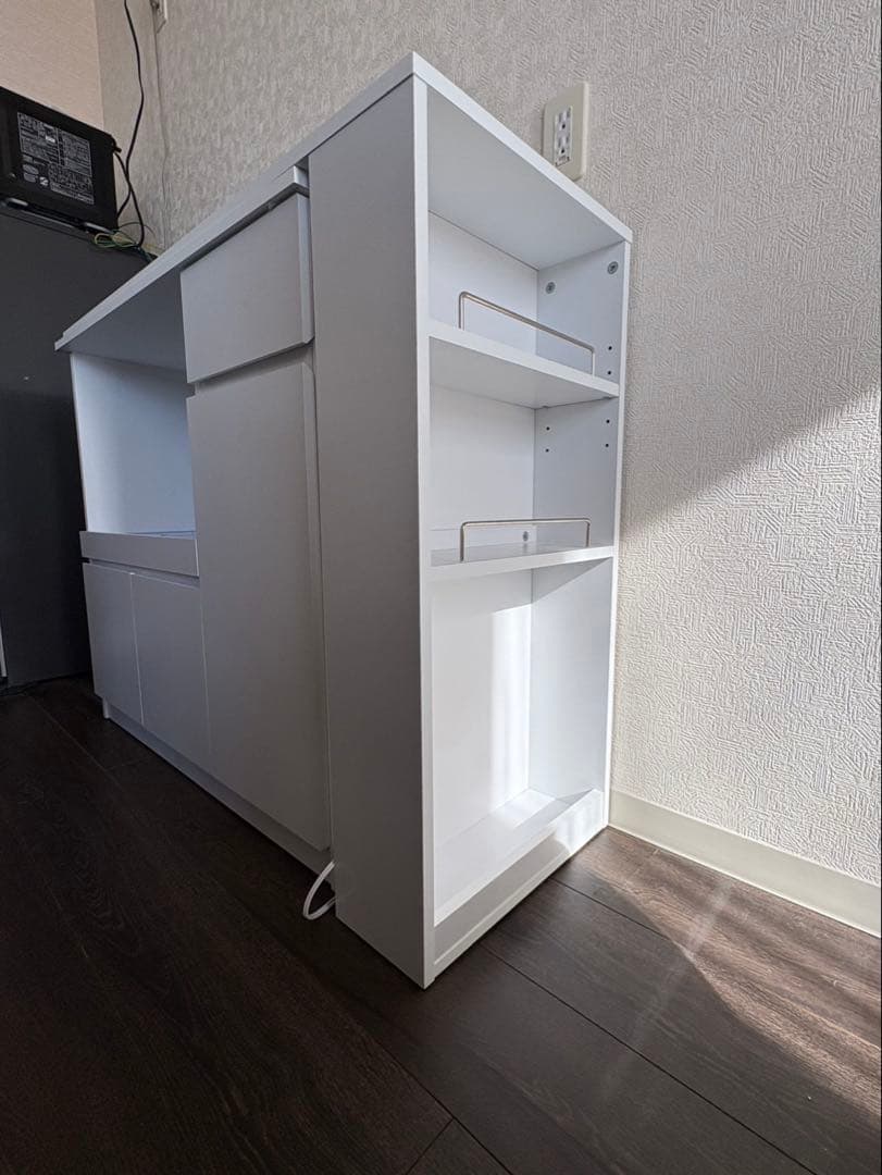 引取優先　置き場所にあわせて調節できる、伸長式テーブル付きキッチン収納