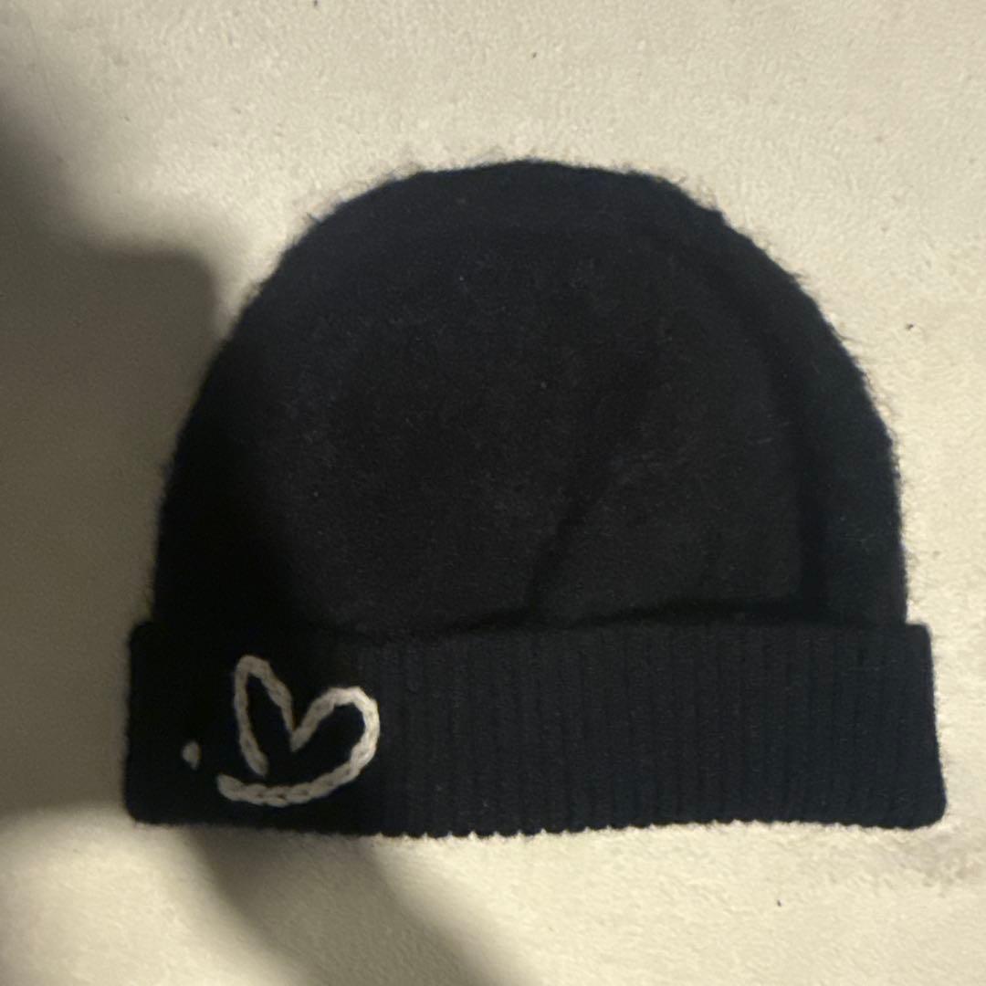 ADERERROR 黒ニット帽 ワンサイズ ハート刺繍