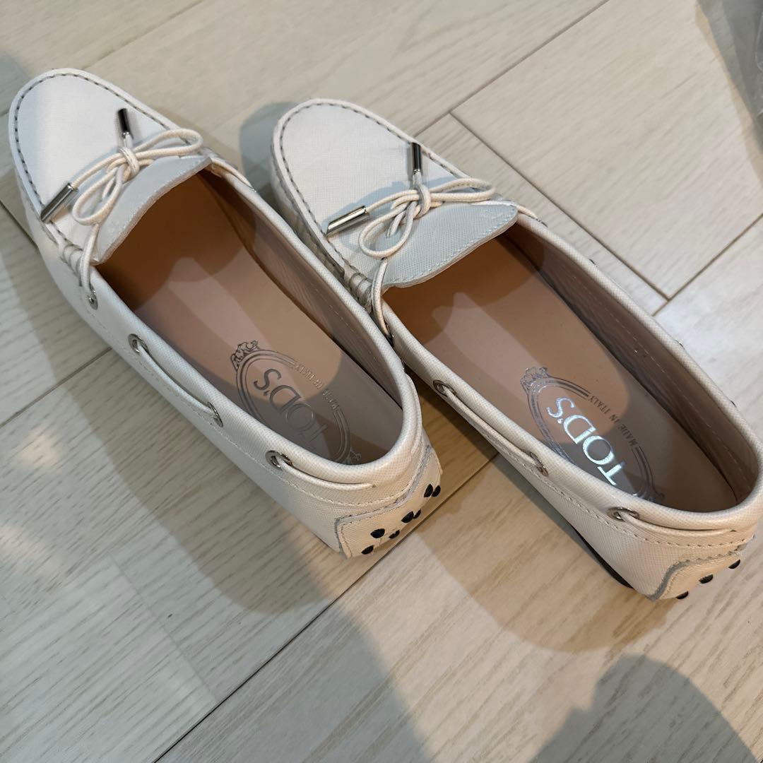 TOD'S ホワイト ローファー