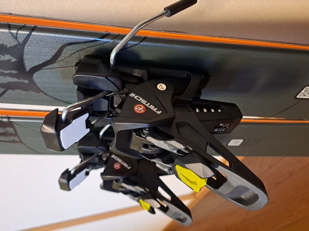 m*9様 バックカントリー用のスキー板とポモカシール