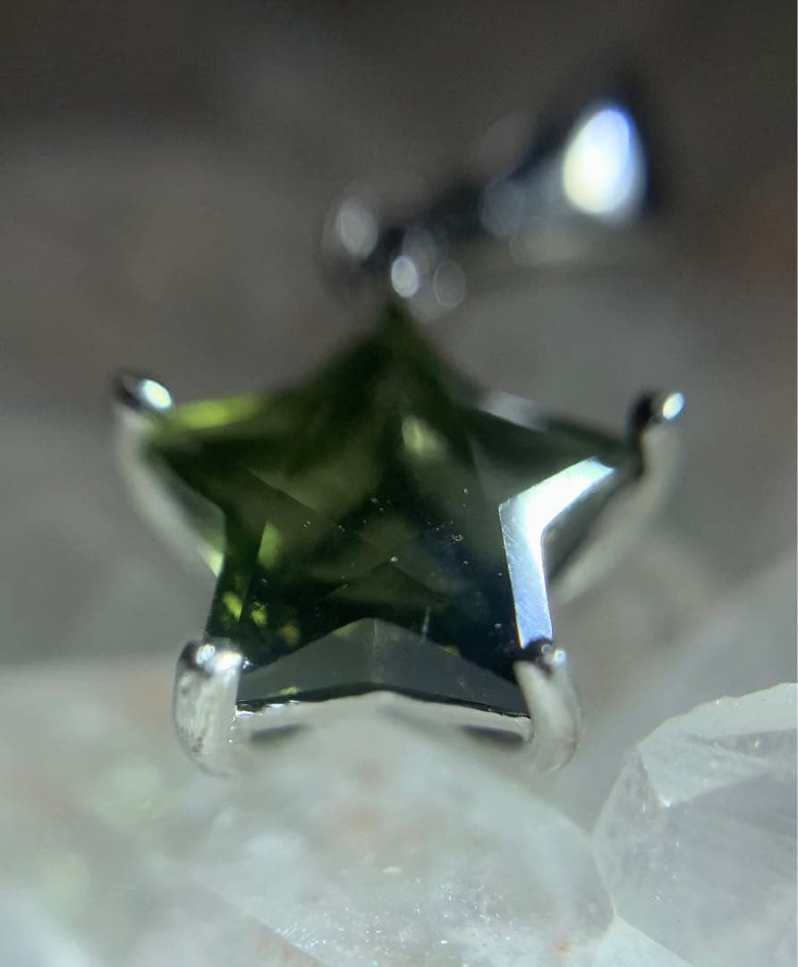 7日まで特価にて❣️★高品質★ モルダバイト　星型　ペンダントトップ