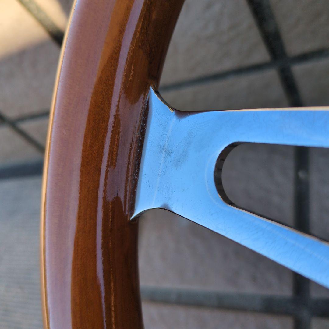 ウッドとクロームの3スポークステアリングホイール