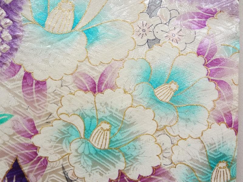 淡い紫色の絞りに牡丹や花々　振袖