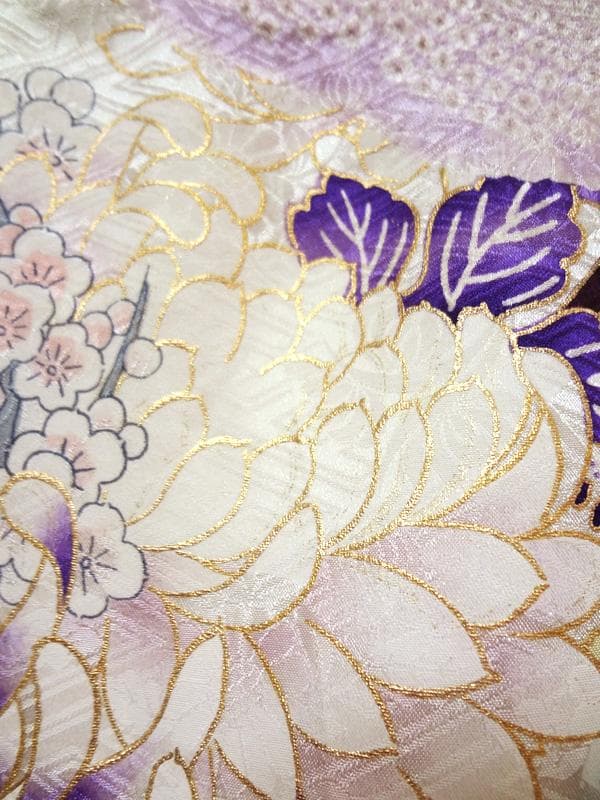 淡い紫色の絞りに牡丹や花々　振袖