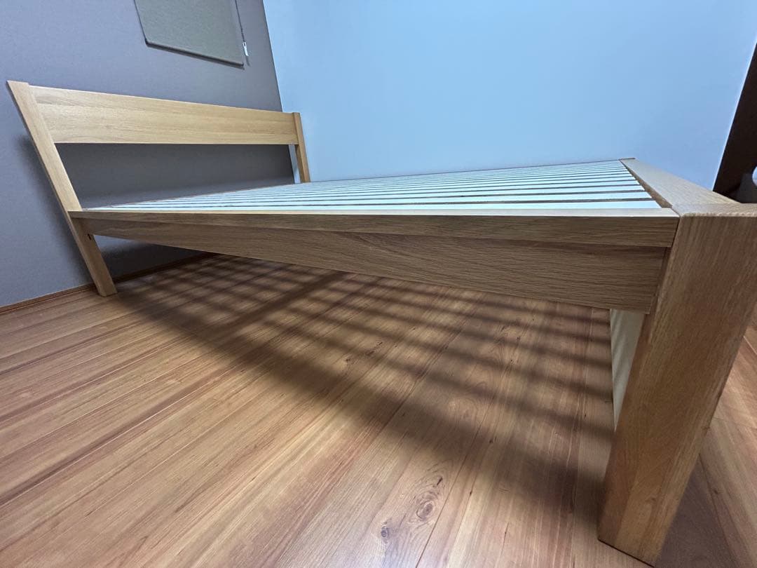 無印良品（MUJI）木製ベッドフレーム・ダブル　ヘッドボード付ベッド下