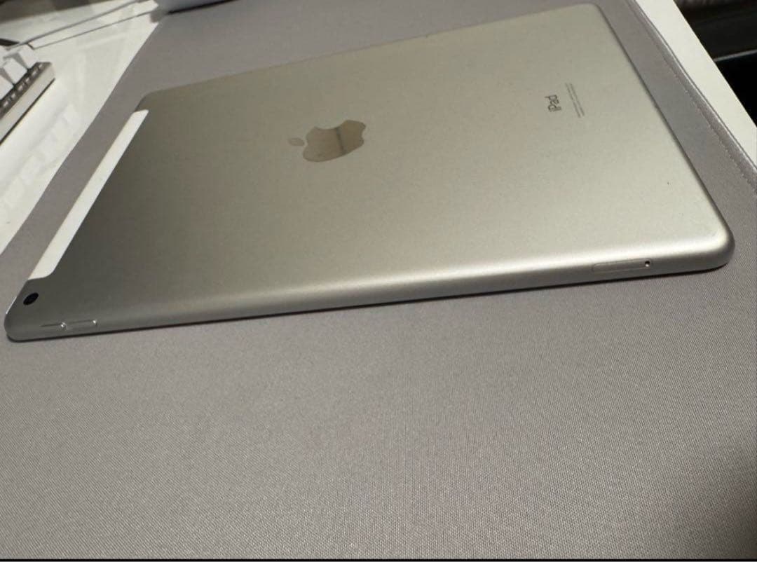 極美品 Apple iPad8 Wi-Fi+Cellular 第８世代 シルバー