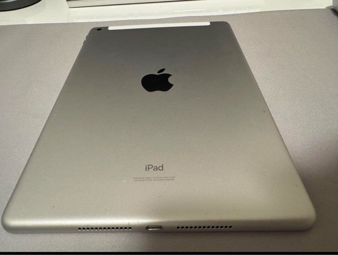 極美品 Apple iPad8 Wi-Fi+Cellular 第８世代 シルバー