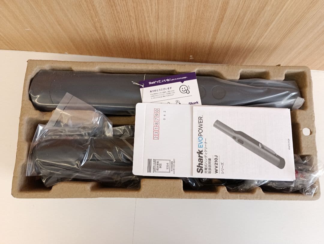 ②SHARK充電式ハンディクリーナー未使用ですが箱ダメージ有り