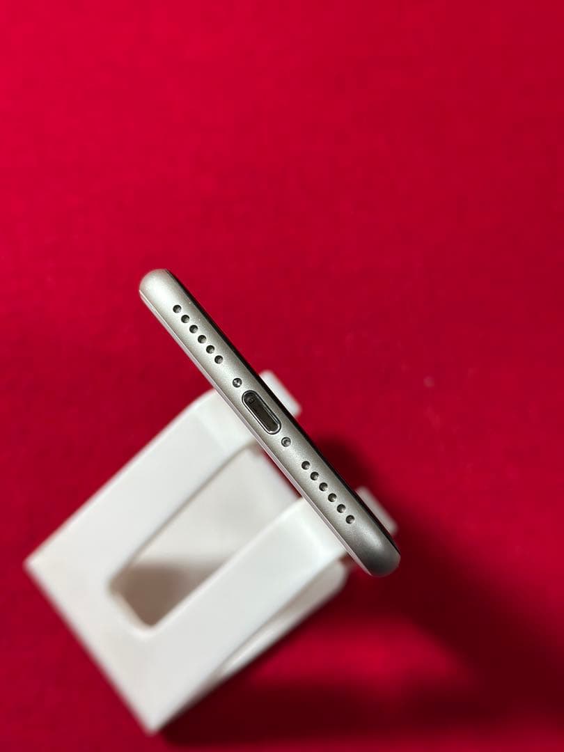 【8917】iPhone SE3第3世代スターライト 64GB simフリー