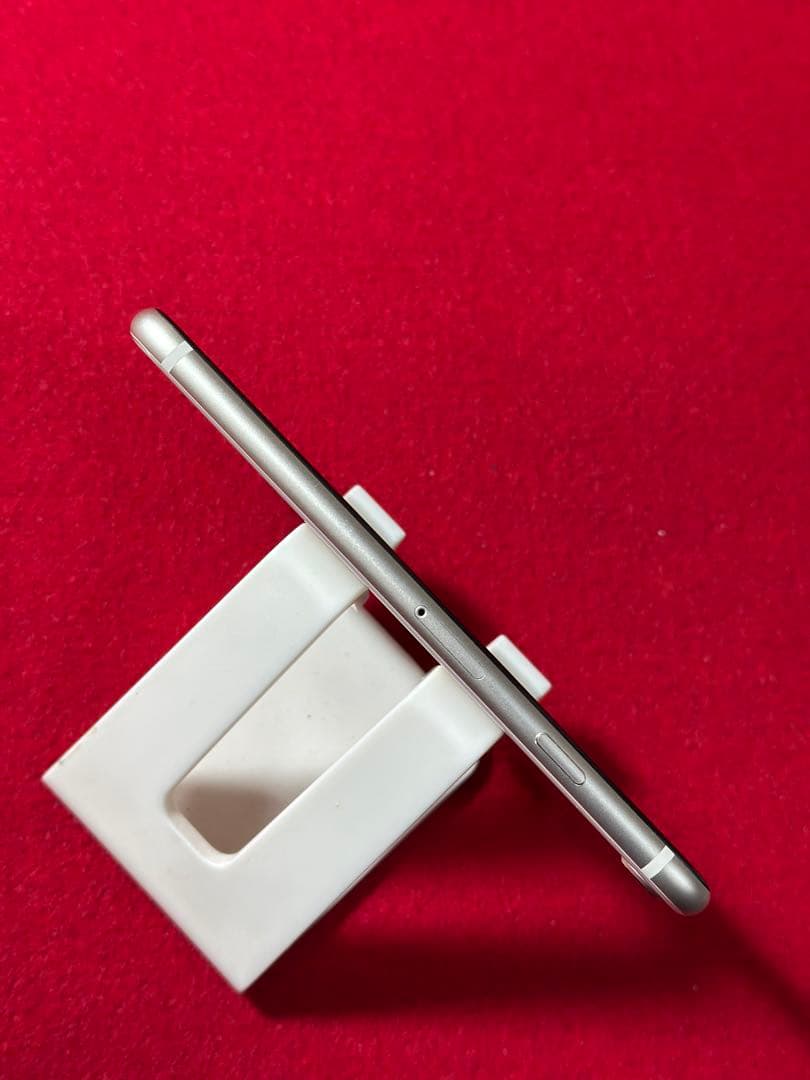 【8917】iPhone SE3第3世代スターライト 64GB simフリー