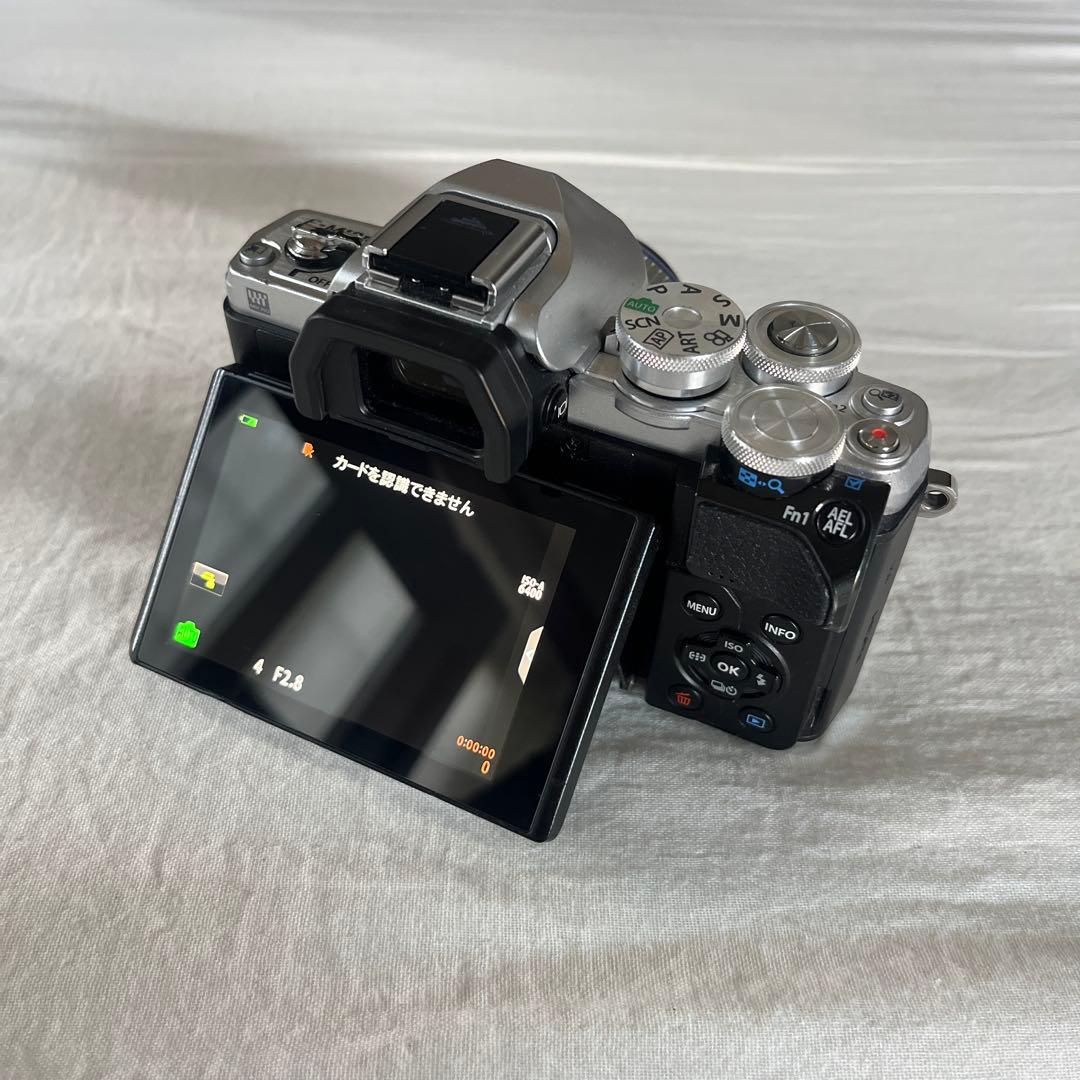 OLYMPUS OM-D E-M10 Mark III + 17mmレンズセット