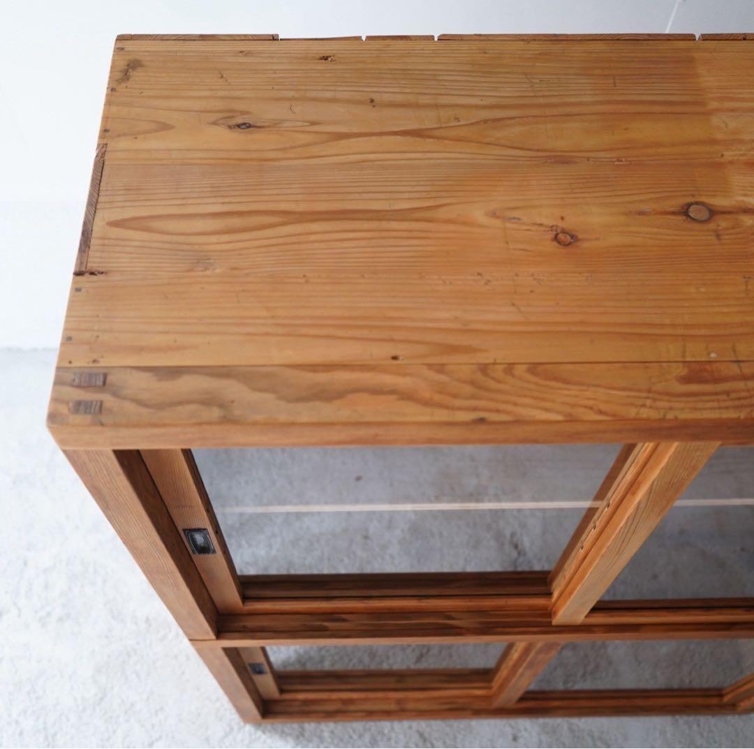 ガラス引き戸のキャビネット