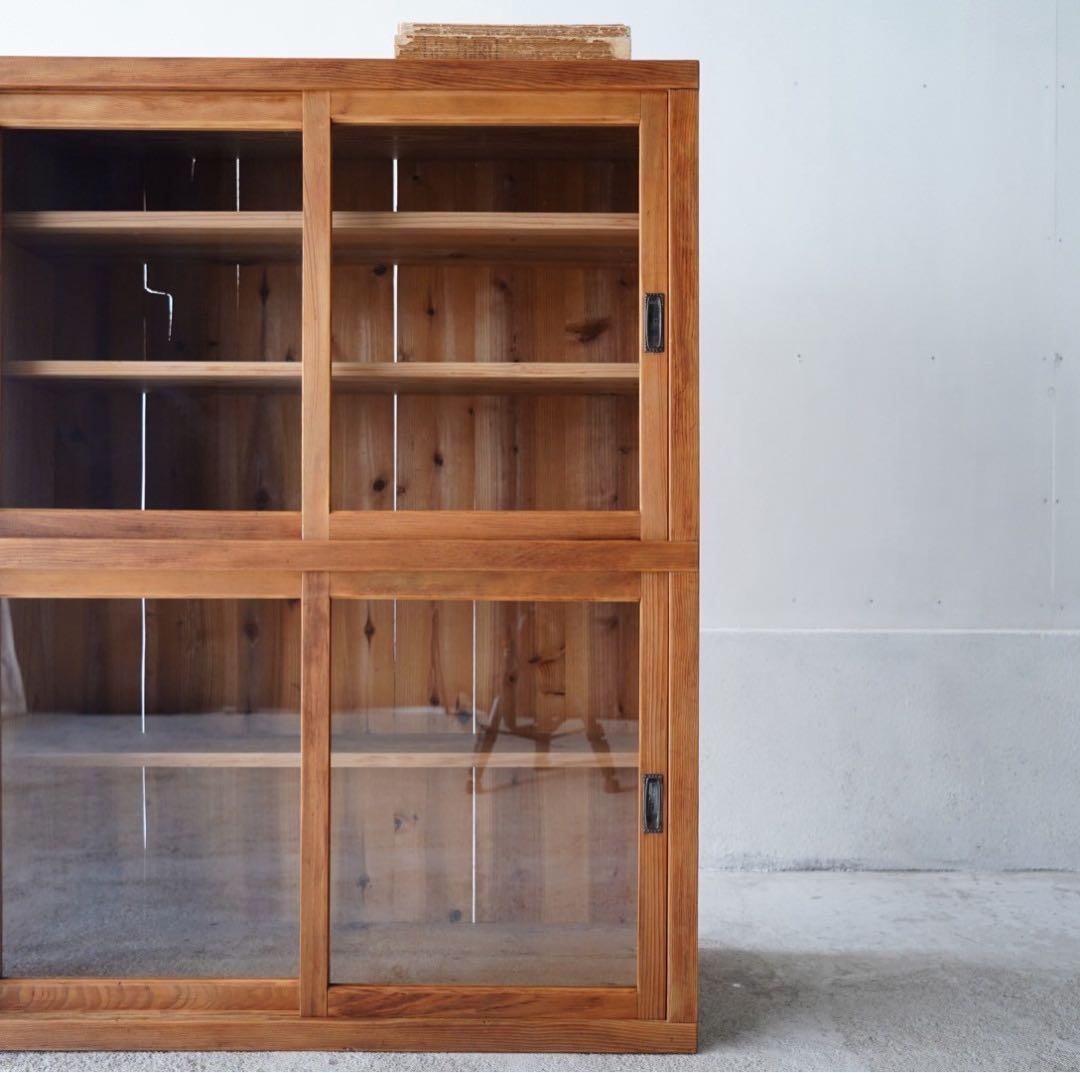 ガラス引き戸のキャビネット