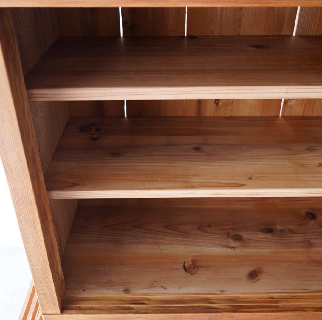 ガラス引き戸のキャビネット