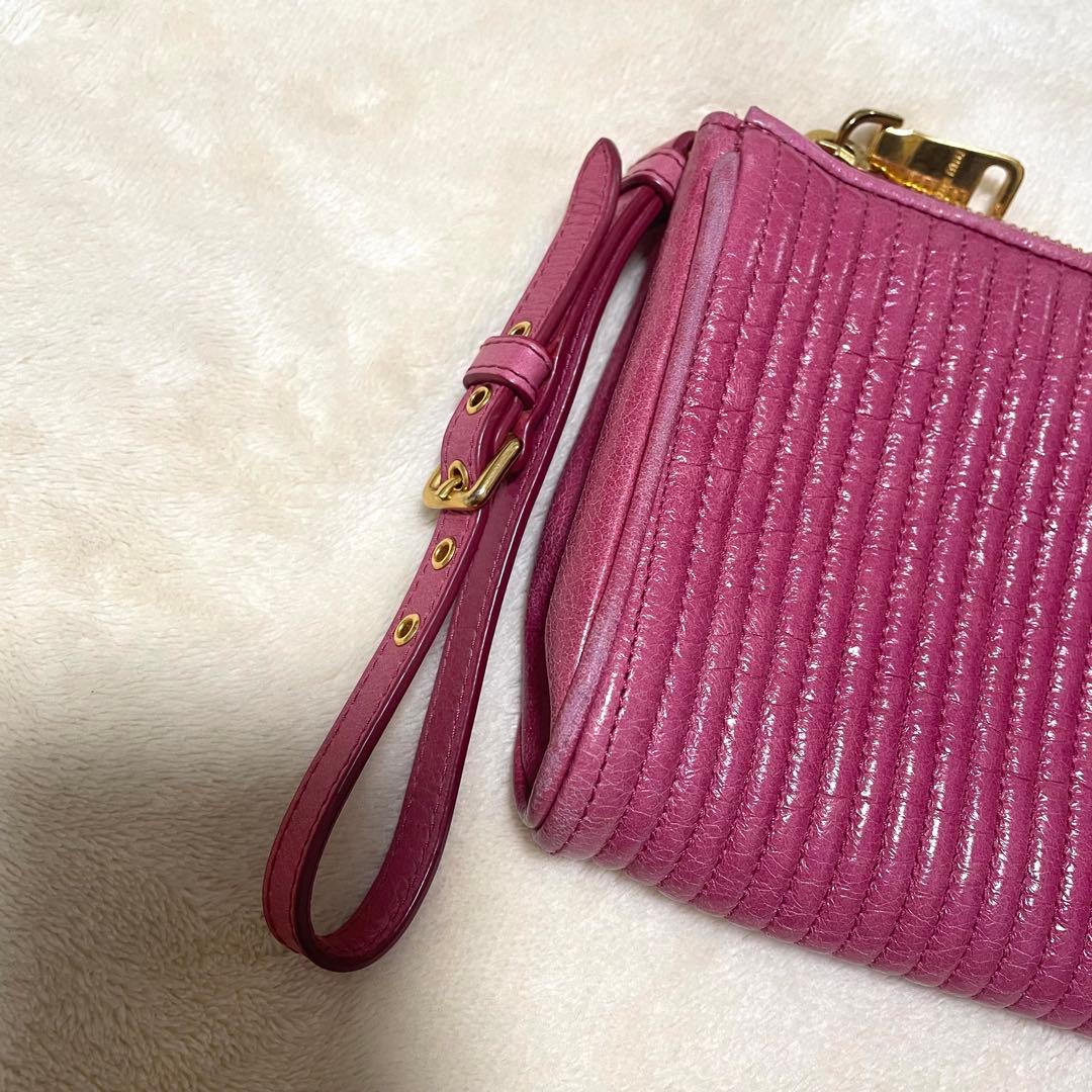 MIU MIU　ミュウミュウ　クラッチバッグ