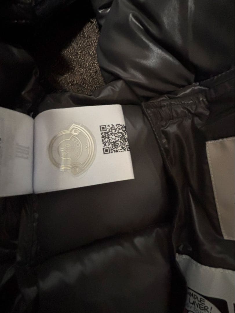 MONCLER ブラック フード付きダウンベスト