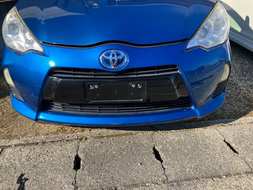 トヨタ　アクア　フロントガーニッシュ　NHP10