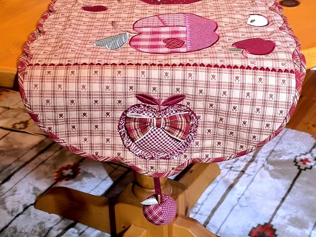 ⭐️アメリカンカントリー雑貨❤️りんごෆいっぱいテーブルセンター(タッセル付き)