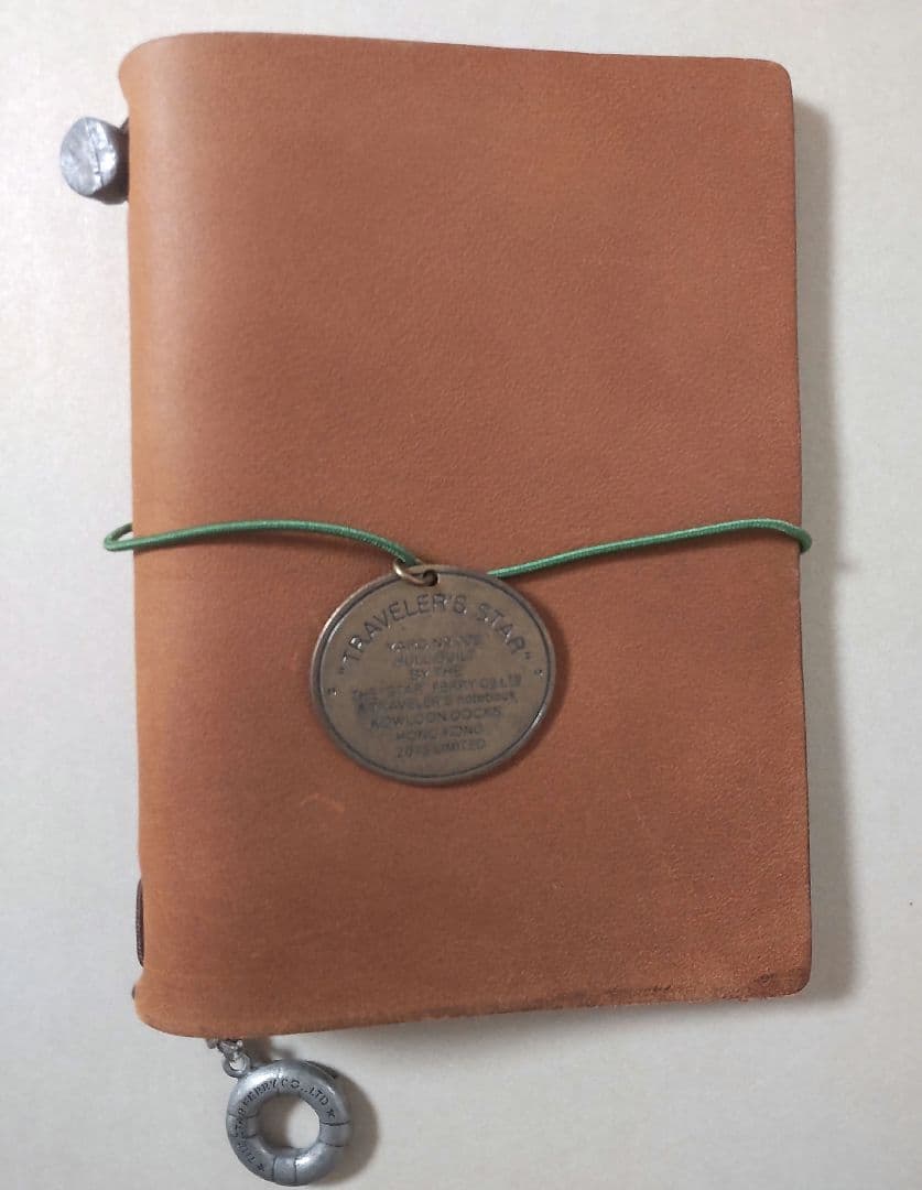トラベラーズノート パスポートサイズ5周年 スターエディション（チャーム２個付）