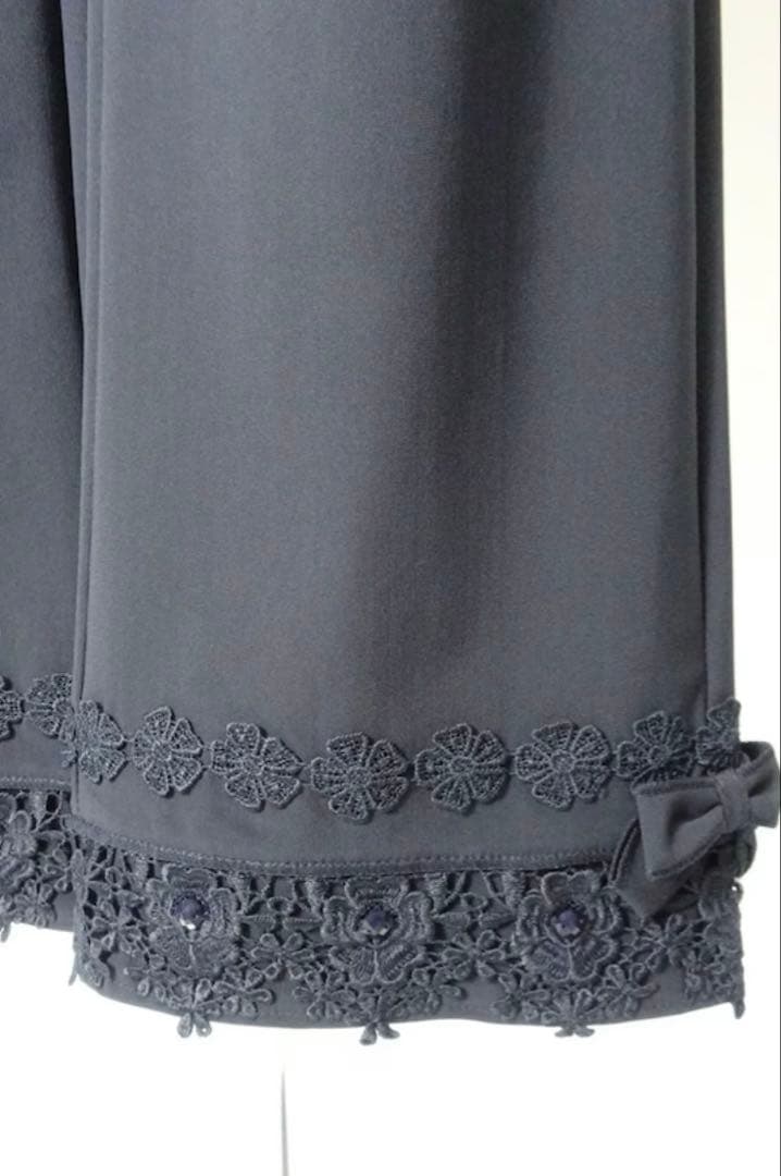 スーパービューティー☆44☆新品タグ付き裾レースとビジューのハイテンションパンツ