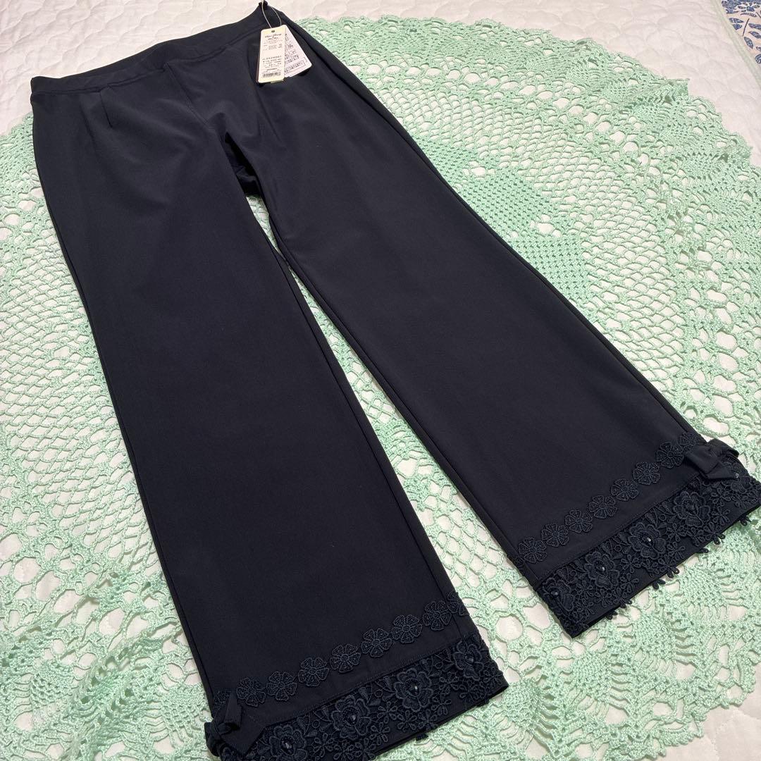 スーパービューティー☆44☆新品タグ付き裾レースとビジューのハイテンションパンツ