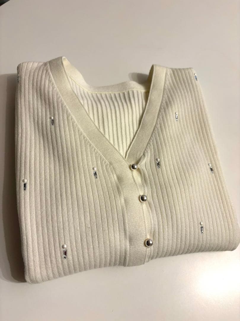 【美品】シャイニーVネックニットカーデ　CELFORD(新作) ホワイト