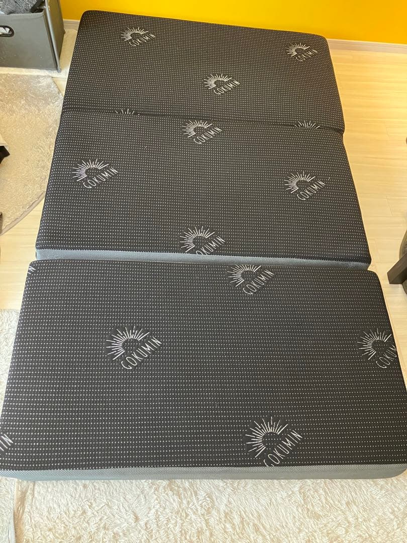 【状態良・送料込】GOKUMIN セミダブルマットレス黒(低反発、三つ折)