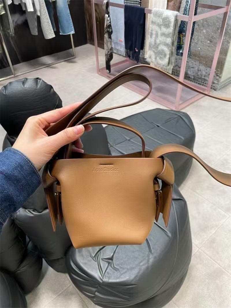 acne studios ムスビハンドバッグ