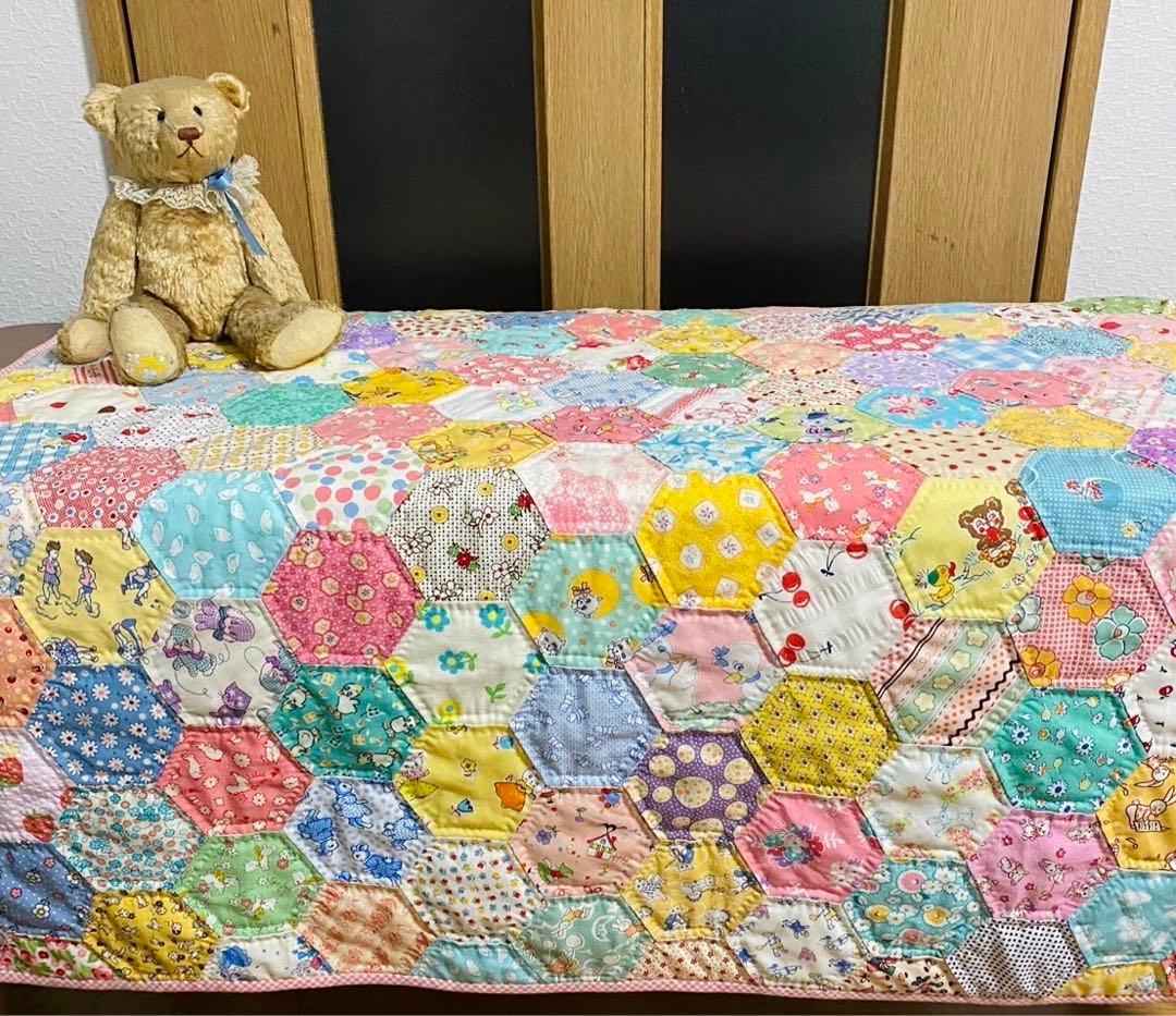 パッチワークキルト　ヘキサゴンのキルト