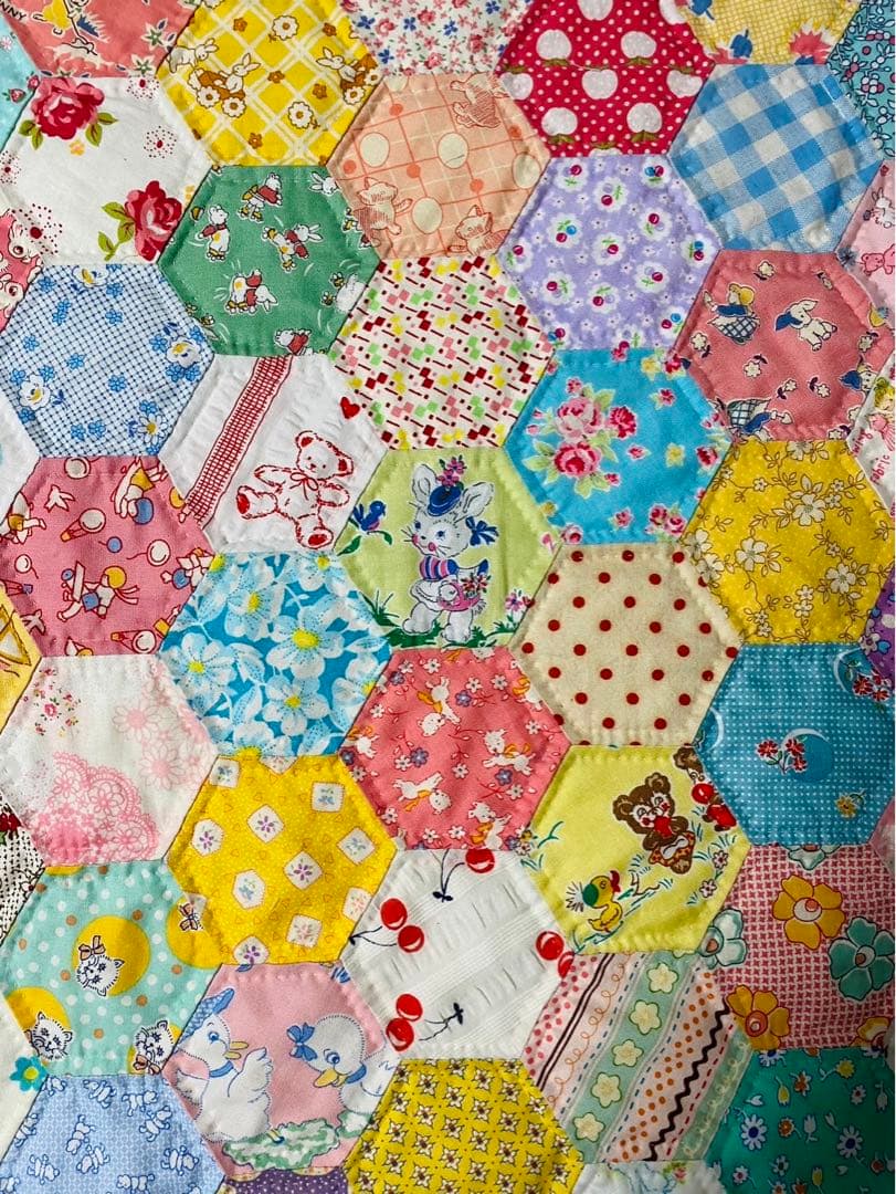 パッチワークキルト　ヘキサゴンのキルト