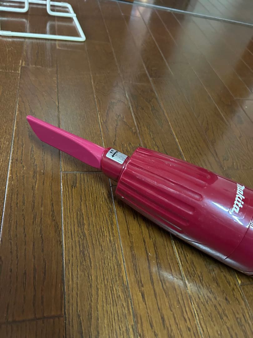 Makita コードレス掃除機 充電器、スタンド付き 赤