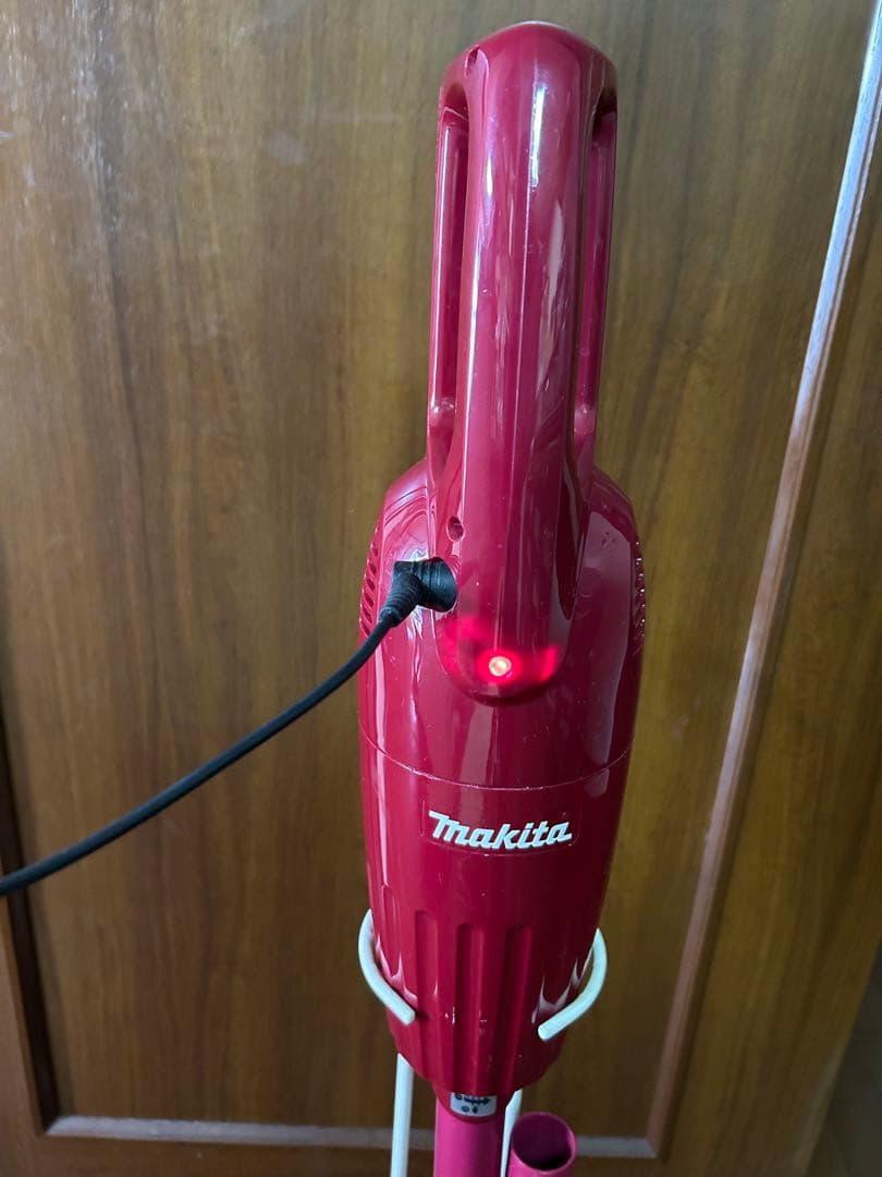 Makita コードレス掃除機 充電器、スタンド付き 赤