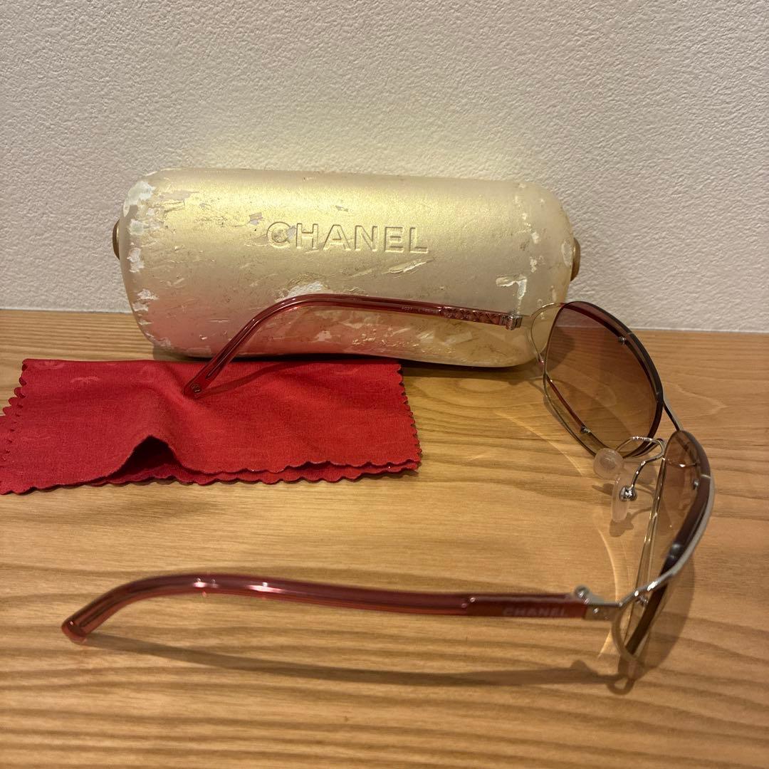 CHANEL レッドフレーム サングラス