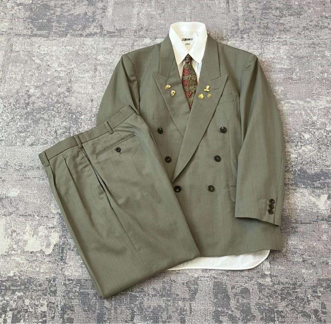 くすみグリーンダブルブレストスーツ ネクタイ付き